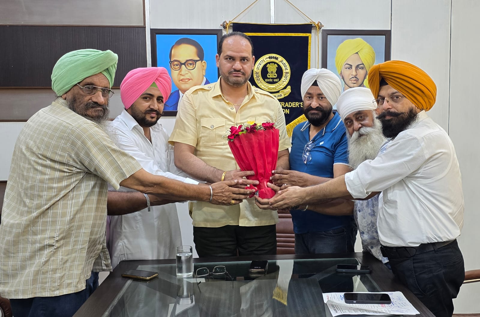 पंजाब व्यापारी आयोग के सदस्य विनीत वर्मा को विभिन्न व्यापारिक संगठनों द्वारा उनकी समस्याओं के समाधान के लिए सम्मानित किया गया